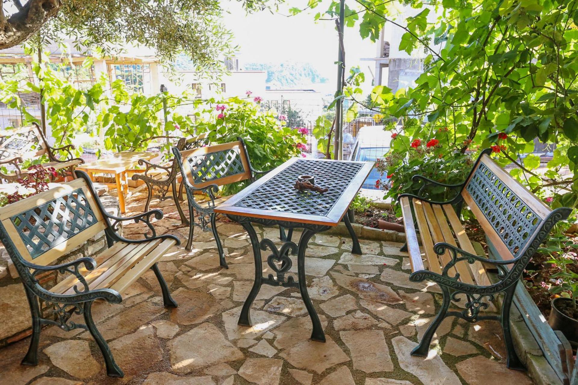 Holiwood Motel Himare Eksteriør bilde