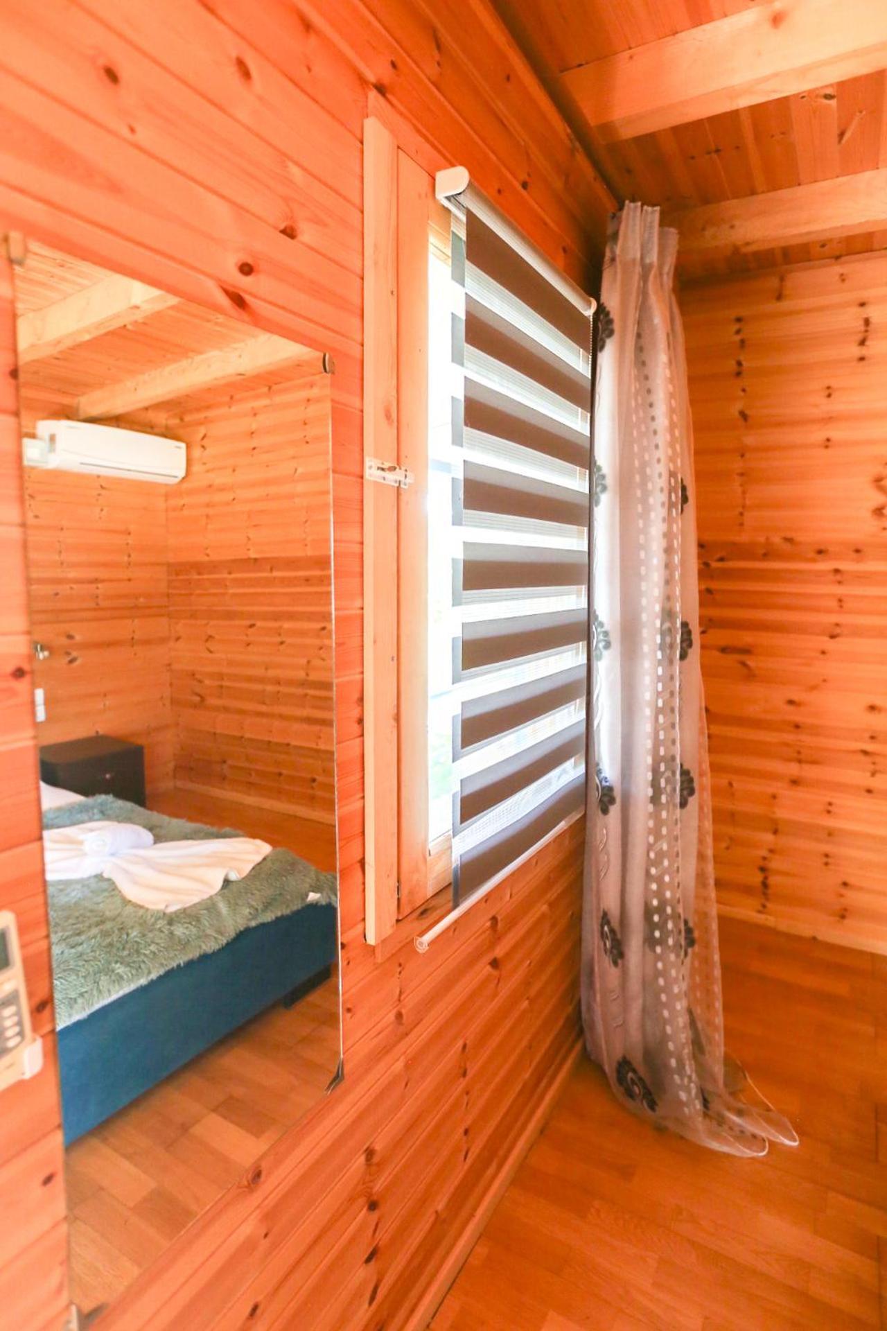Holiwood Motel Himare Eksteriør bilde