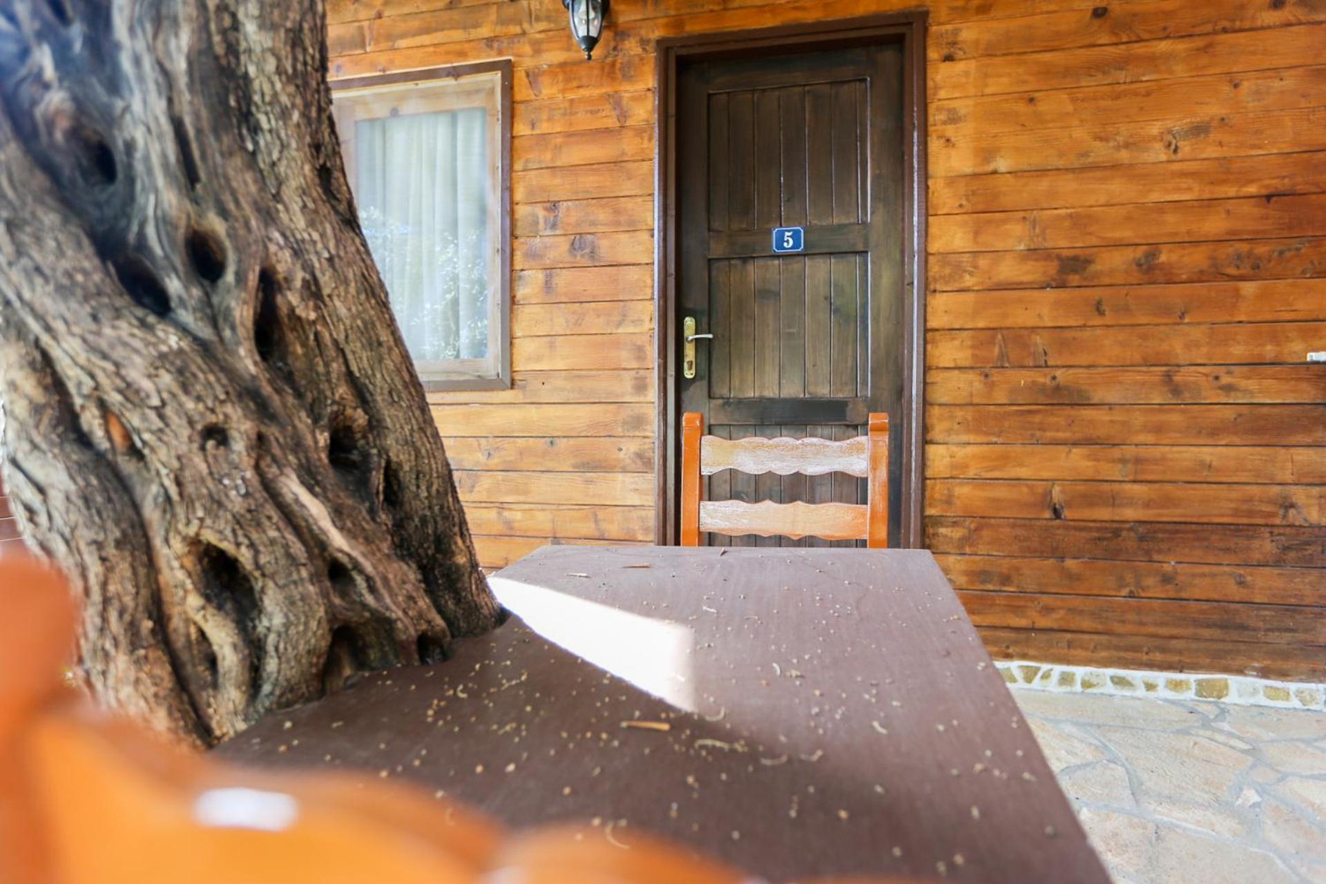 Holiwood Motel Himare Eksteriør bilde