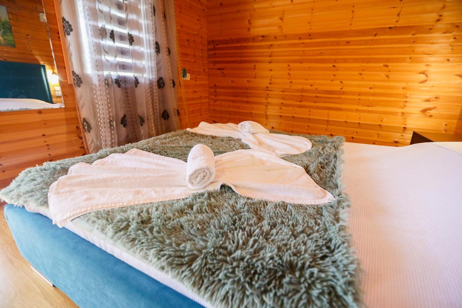 Holiwood Motel Himare Eksteriør bilde