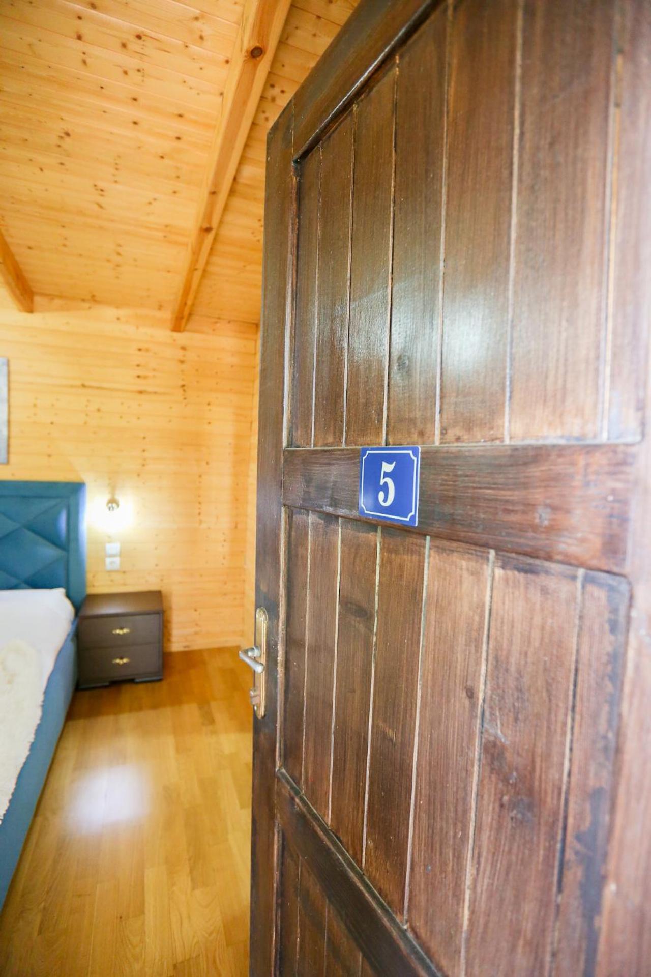Holiwood Motel Himare Eksteriør bilde