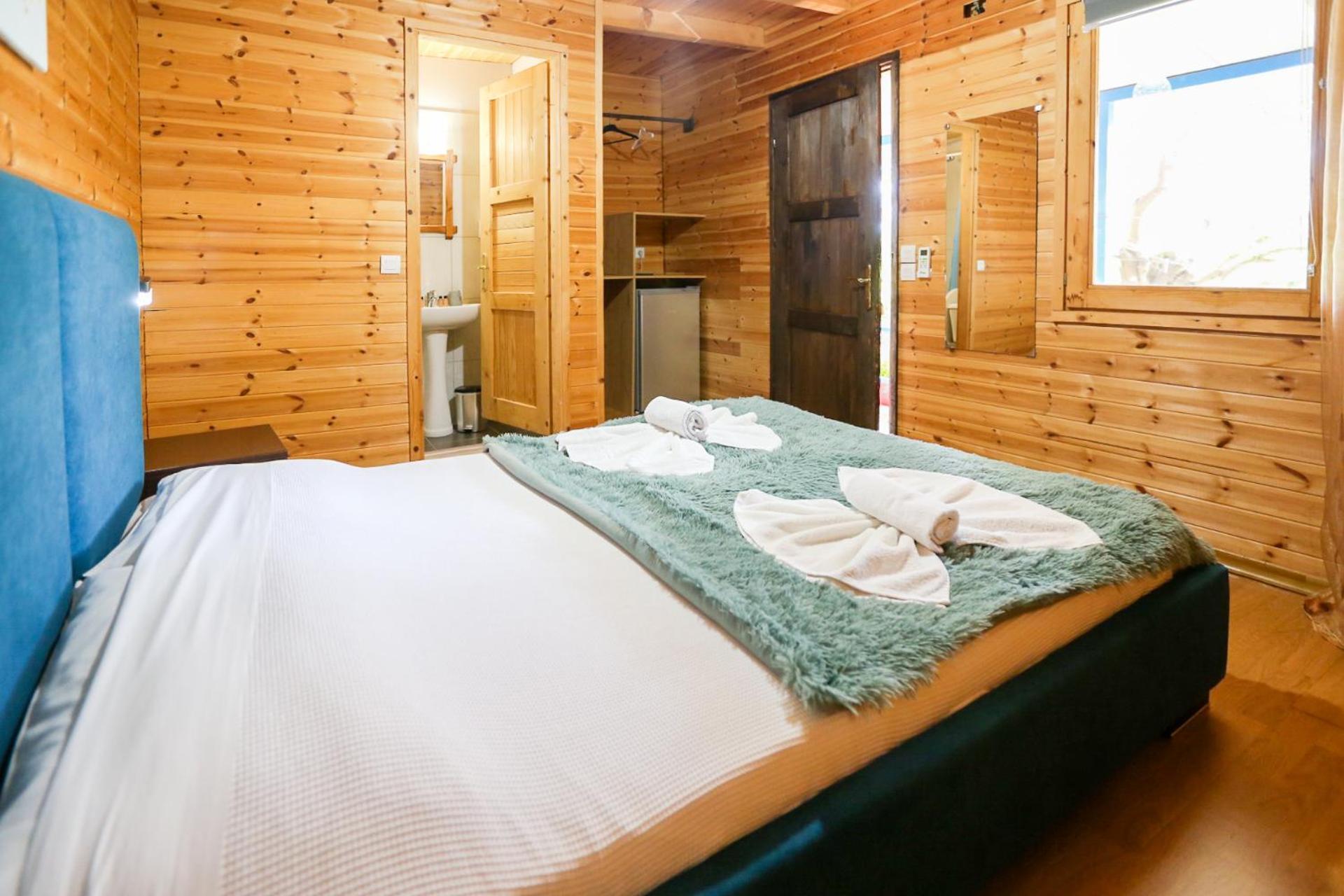 Holiwood Motel Himare Eksteriør bilde